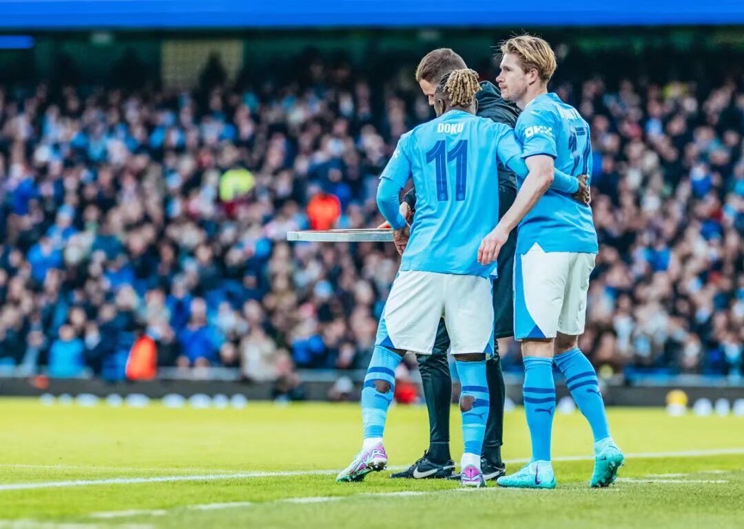 李嗣镕姐弟俩观战足协杯决赛，姐姐晒明媚穿搭，与张稀哲合影（李嗣镕姐弟亮相足协杯决赛现场，姐姐晒活力穿搭并与张稀哲合影）